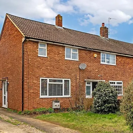 Tiger House - Driveway & Garden. Airport Location! Apartment Luton  Exterior photo
