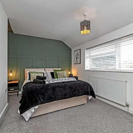 Tiger House - Driveway & Garden. Airport Location! Apartment Luton  Exterior photo