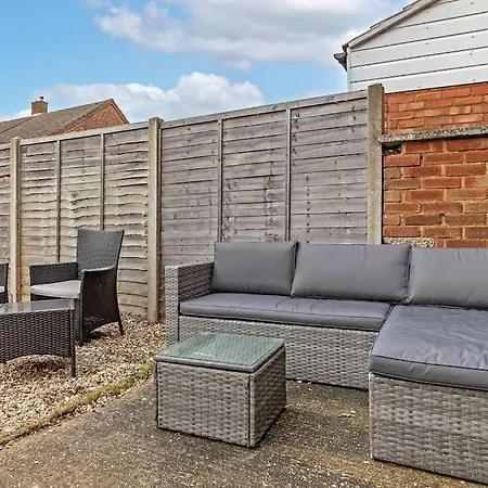 Tiger House - Driveway & Garden. Airport Location! Apartment Luton  Exterior photo